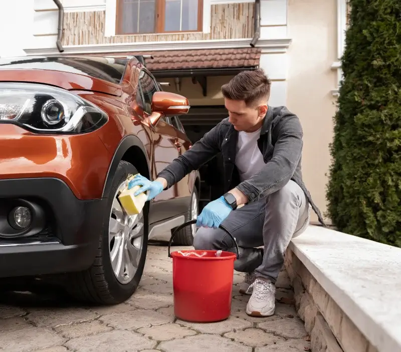 Lavage auto à domicile Pleugriffet : professionnel intervenant sur un véhicule